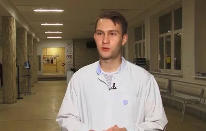 Николай Семёнов улыбается