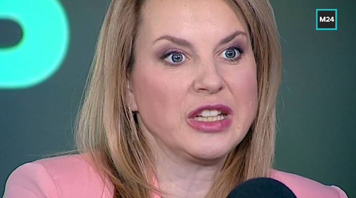 Ирина Слуцкая показывает на колено